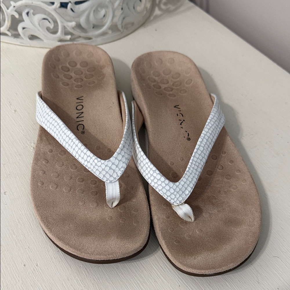 Vionic White Textured Sandals - Picture 2 of 4